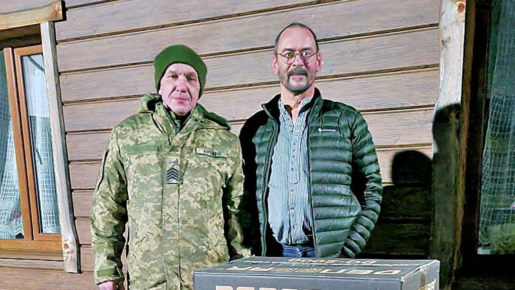 Matthias Friedrich übergibt die Generatoren an einen Militärarzt.