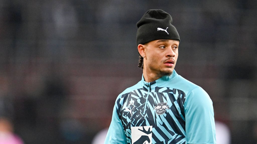 Xavi Simons beim Aufwärmen in der Champions League.