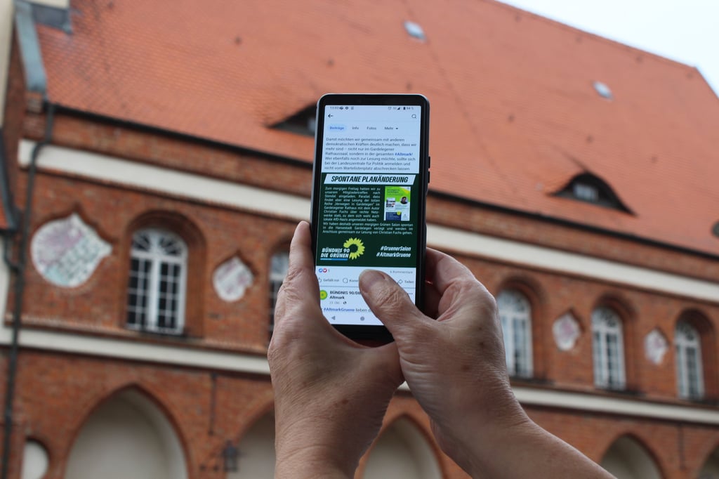 In einem später geänderten und inzwischen gelöschten Post auf Facebook rief der Kreisverband der Grünen Altmark im Oktober zur Teilnahme an einer Lesung von Autor Christian Fuchs in Gardelegen auf. Darin war auch zu lesen, dass sich "bereits 16 bekannte AfD-Nazis aus der westlichen Altmark" angemeldet hatten. Woher die Grünen diese Informationen hatten, war Gegenstand einer Untersuchung.
