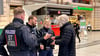 Beamte der Bundespolizei kontrollierten im Hauptbahnhof Halle Passanten und Reisende.