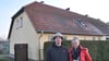 Emanuel Retzlaff und Anja Wennrich leiden unter dem Lkw-Verkehr auf der L2 vor ihrem Haus in Wendemark (Altmärkische Wische) bei Werben (Elbe).