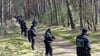 Vor knapp einem Jahr suchten Kräfte der Polizei im Wald bei Stendal nach Hinweisen, jetzt sind wieder Suchkräfte unterwegs. (Archivbild)