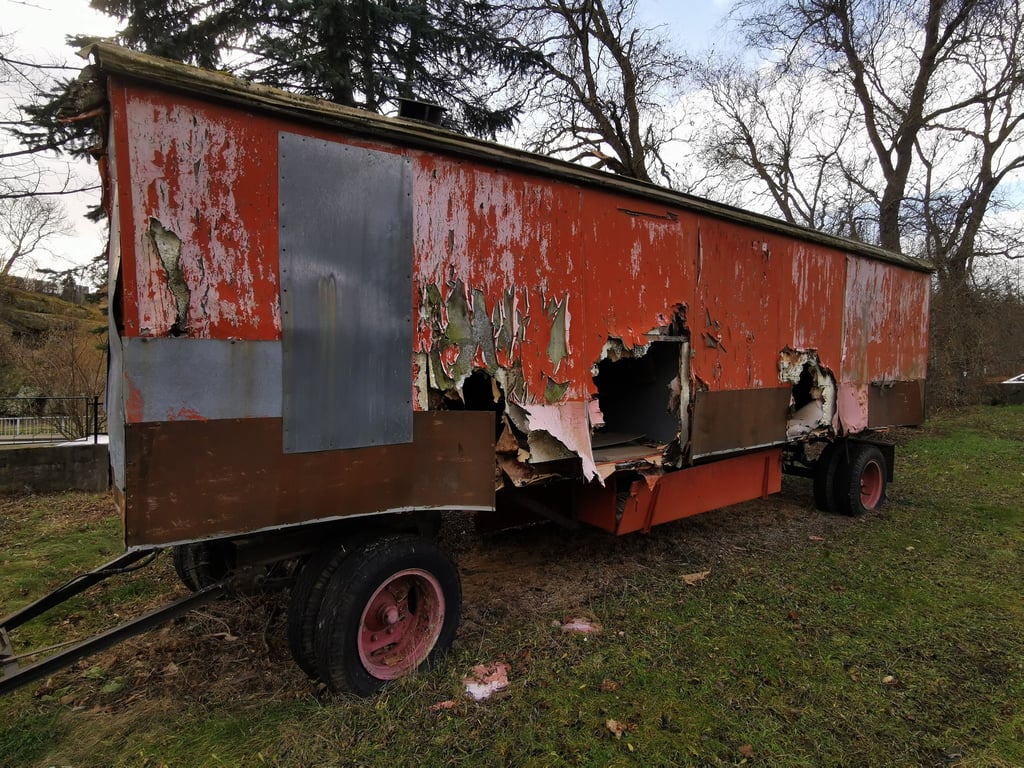 Dieser Bauwagen auf dem Gelände der alten Schule wurde schon ein Opfer des Vandalismus.