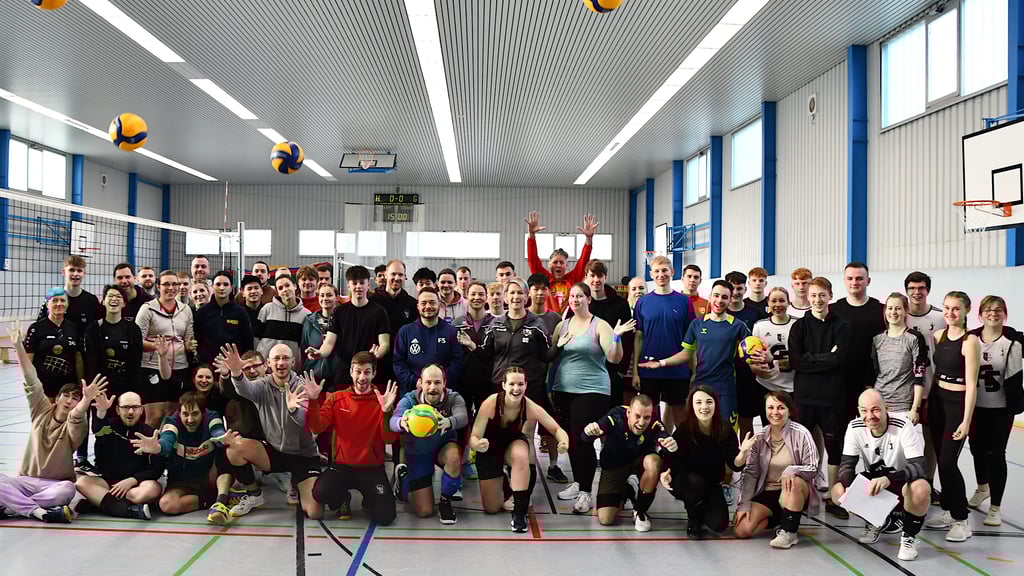 Die Frauen und Männer können den Anpfiff beim Volleyballturnier in Calvörde kaum erwarten. Alle sind heiß auf den Wanderpokal und auf die anderen glänzenden Trophäen.