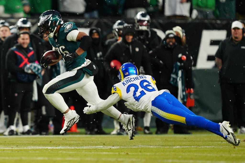 Die Los Angeles Rams um Kamren Kinchens (r) gastieren 2026 in Melbourne.