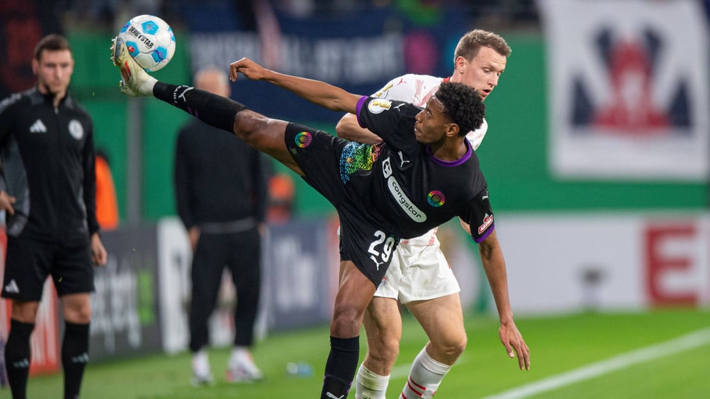 St. Paulis Leihstürmer Morgan Guilavogui (l.) im Zweikampf mit RB-Verteidiger Lukas Klostermann