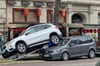 Äußerst ungewöhnlich eingeparkt: In der Otto-von-Guericke-Straße in Magdeburg ist am Mittwoch ein BMW auf einem VW gelandet.