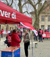 Aufgerufen von Verdi trafen sich Beschäftigte des öffentlichen Dienstes  am Mittwoch zum Warnstreik auf dem Merseburger Domplatz.