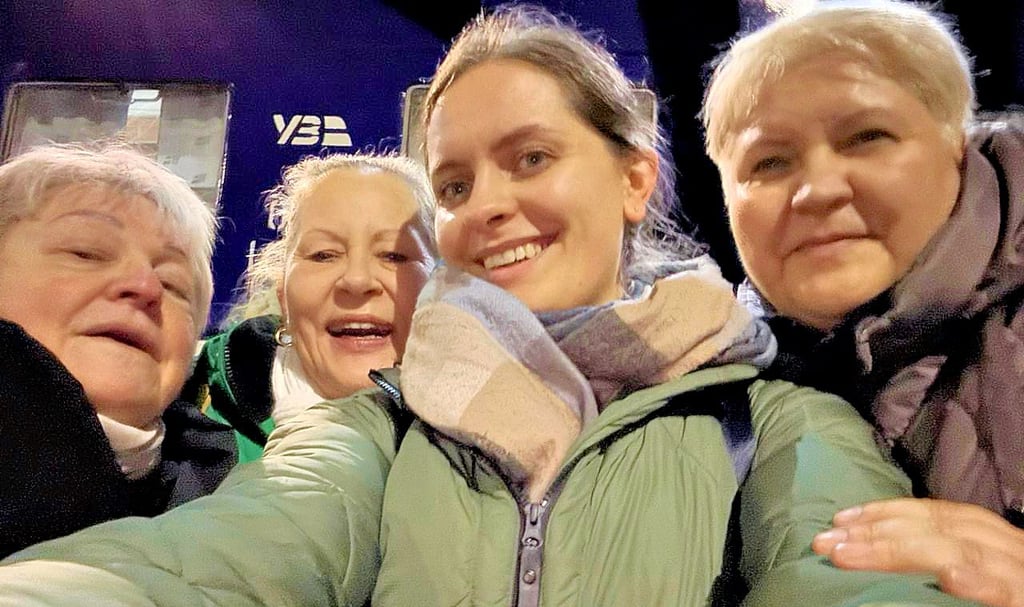 Sabine Hoffmann (2.v.l.) ist zusammen mit Anna Karlova (Mitte) in die Ukraine nach Lwiw (Lemberg) gefahren, um ihre Freundin Svetlana Ermolenko (r.), eine gebürtige Russin, und deren Schwiegermutter Larissa Kononenko (l.) vor dem Krieg zu retten.