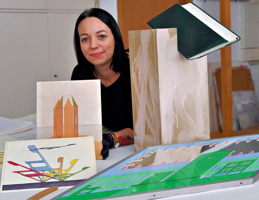 Isabelle Saliger vom Wewerka Archiv zeigt einige der Wewerka-Exponate aus der Schenkung.