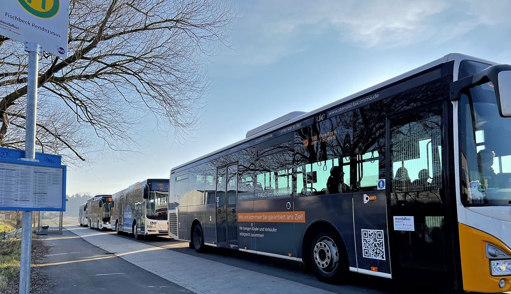Vier Busse treffen sich im Stundentakt im Fischbecker Gewerbegebiet. Nach ihrem Rendezvous schwärmen sie in verschiedene Richtungen aus: Nach Genthin, Stendal, Tangermünde und Havelberg. Etwa fünf Minuten wird hier gewartet – bei Bedarf auch mal etwas länger.