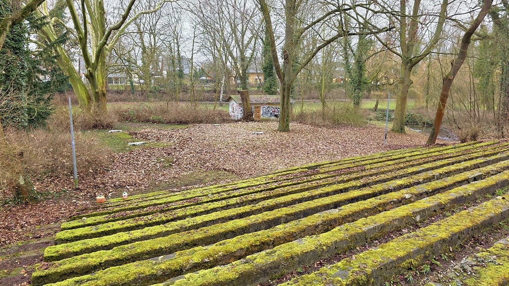 Die alte Freilichtbühne im Wanzleber Volkspark prsäentiert sich heutzutage in einem sehr traurigen Zustand. Geht es nach dem Orttschaftsrat und der Bürgermeisterin der Einheitsgemeinde, Grit Matz, soll sie wieder zu neuem Leben erweckt werden.