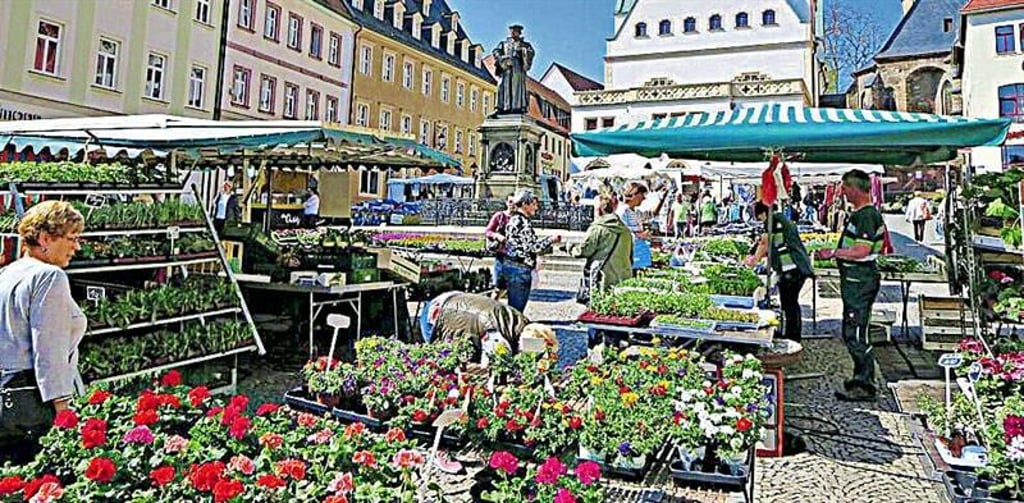 Archivbild: Mit geringeren Standgebühren soll der Wochenmarkt in Eisleben für die Händler attraktiver gestaltet werden.