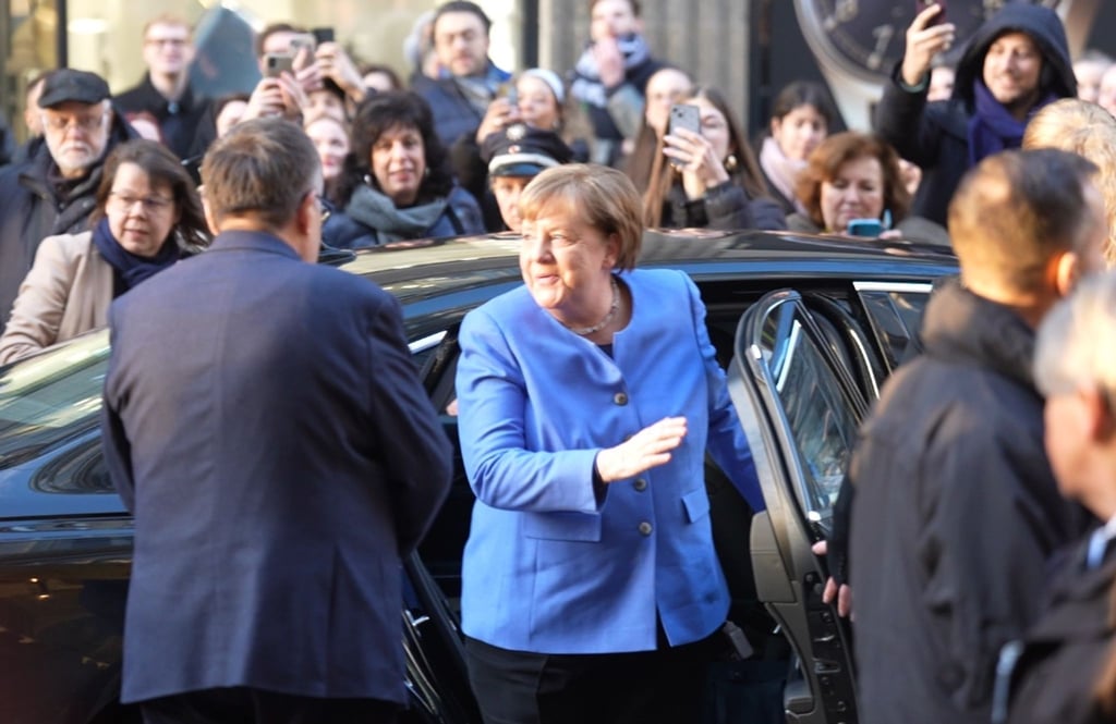 Eine Signierstunde in einer Hamburger Buchhandlung hat viele Käufer von Merkels Memoiren angelockt.