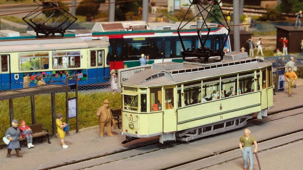 Der Halberstädter Straßenbahntriebewagen Lindner mit der Nr. 31 von 1939 fährt in echt als Toursitenattraktion in Halberstadt und als Modell bei den Magdeburger Straßenbahnfreunden.