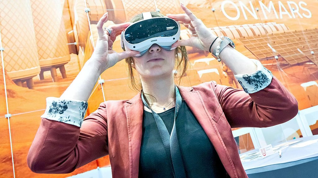 VR-Brillen lassen mittels digitaler Technik vor den Augen der Nutzer den täuschend echten Eindruck entstehen, sich in einer anderen Umgebung zu befinden.