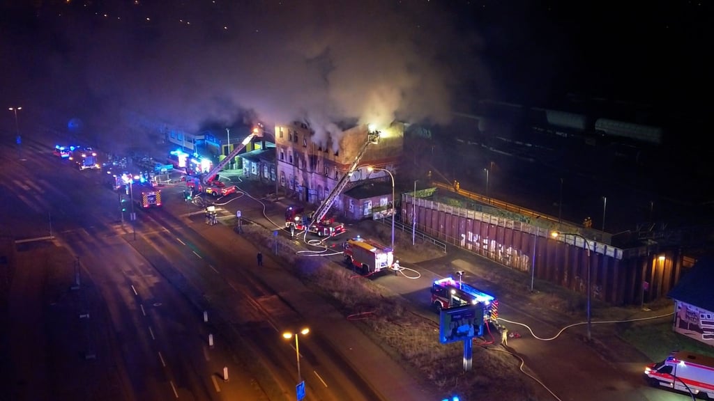 Flammen schlugen in der Nacht aus einem leerstehenden Gebäude in Brandenburg an der Havel. Die Feuerwehr war Stunden lang im Löscheinsatz.