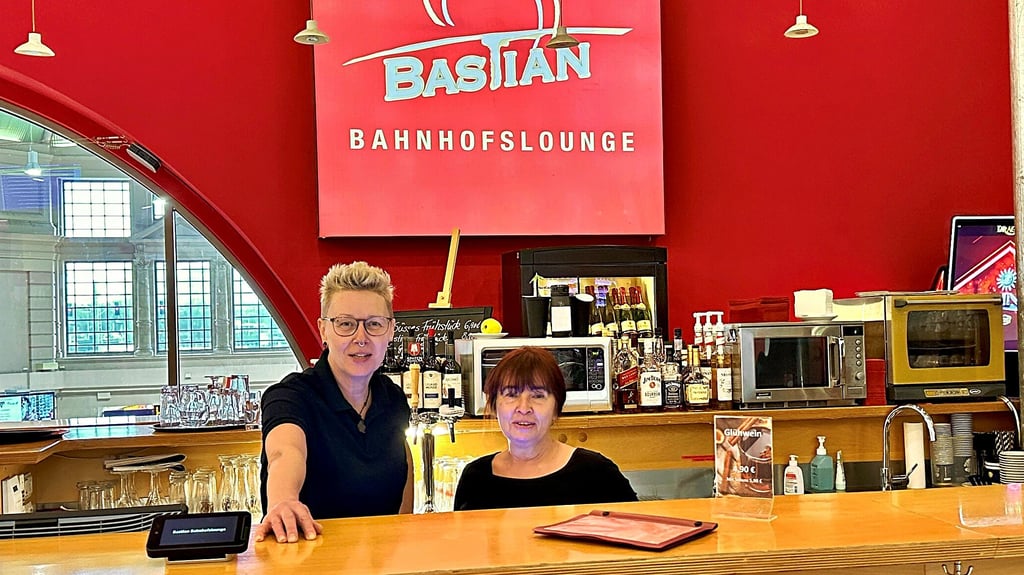 Antje Müller und Elke Bandermann (v.li.) arbeiten in der Bahnhofslounge „Bastian" im Hauptbahnhof Halle.