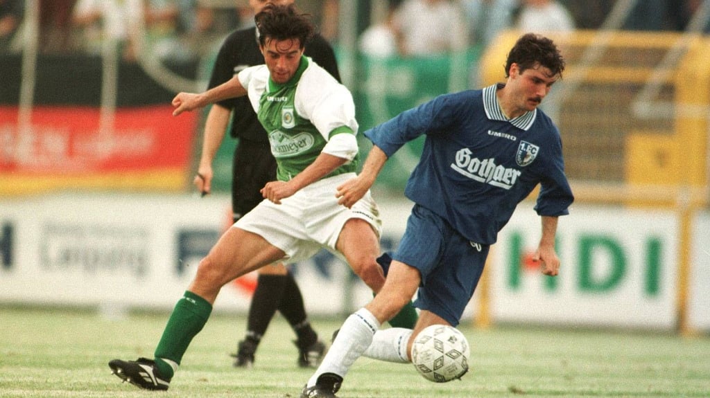 Der Leipziger Kujtim Shala (li.) im Zweikampf mit dem Magdeburger Dennis Fuchs (re.) bei der 3:0-Niederlage vom 1. FCM gegen FC Sachsen Leipzig.