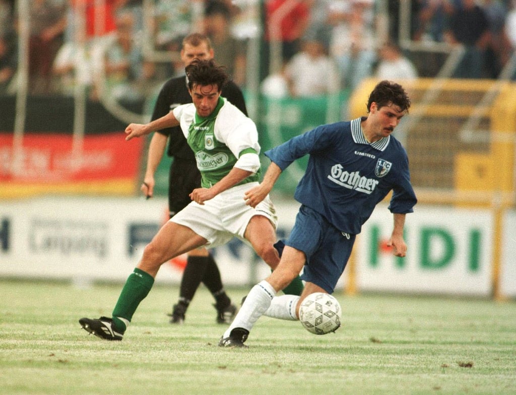 Der Leipziger Kujtim Shala (li.) im Zweikampf mit dem Magdeburger Dennis Fuchs (re.) bei der 3:0-Niederlage vom 1. FCM gegen FC Sachsen Leipzig.