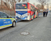 Zwei Streifenwagen verfolgten den Bus der Linie 492 der Vetter Verkehrsbetriebe und stoppten ihn in der Lelitzer Straße in Köthen. 