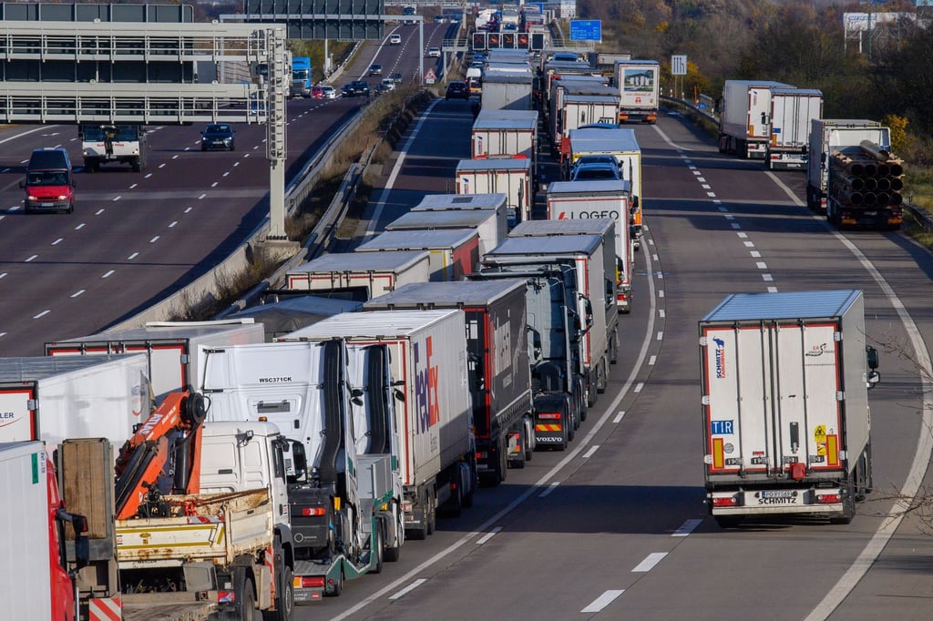Staus auf der vielbefahrenen A2 nerven Lkw-Fahrer genauso wie Pendler und Touristen. (Archiv-Foto)