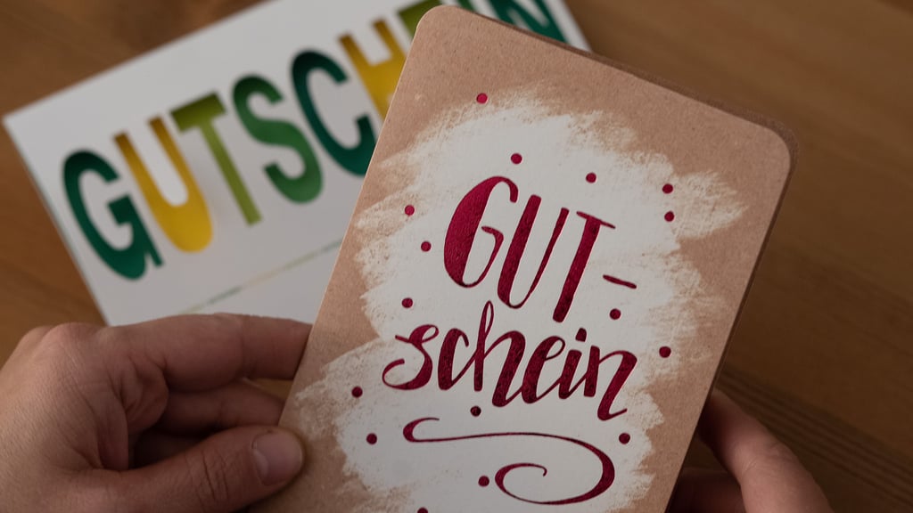 Ein 62-Jähriger fiel auf eine betrügerische E-Mail herein, die angeblich von seinem Chef stammte. Erst als er bereits Gutscheincodes übermittelt hatte, bemerkte er den Betrug.