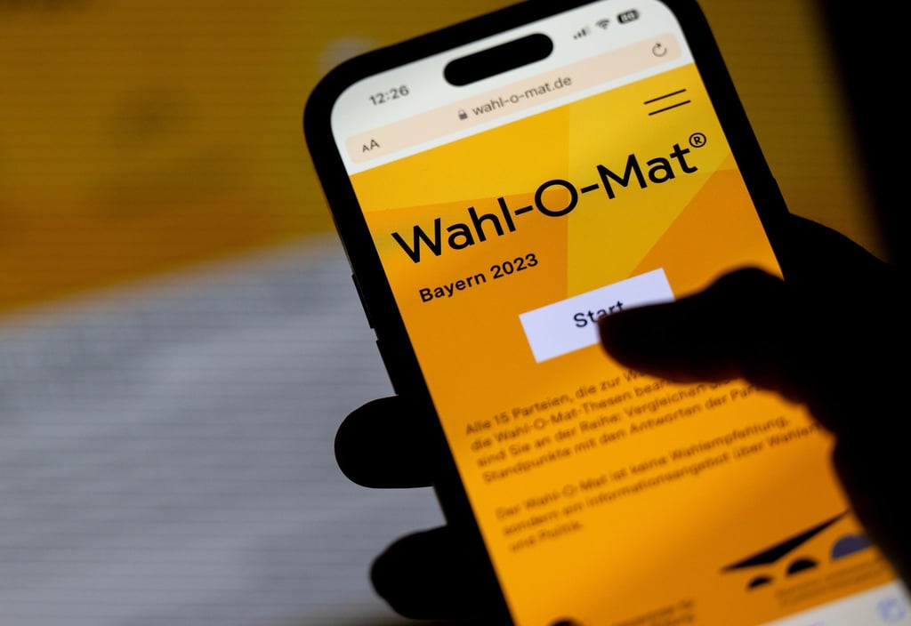 Ab 6. Februar lässt sich der Wahl-O-Mat zur vorgezogenen Bundestagswahl 2025 nutzen - natürlich auch auf dem Smartphone. Im Bild ist das Tool zur bayerischen Landtagswahl 2023 zu sehen.