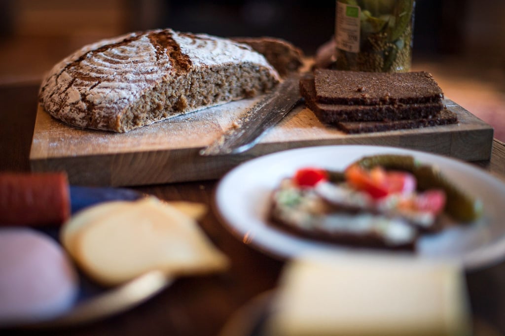 „Abendbrot“ wird in Deutschland oft das Abendessen genannt. Zu sich genommen wird es zwischen 17 und 19 Uhr. Stirbt es bald aus, wenn die jungen Leute von heute es weniger mögen als die älteren? (Symbolbild)
