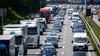 Besonders im Sommerreiseverkehr mussten Autofahrer Geduld mitbringen - etwa auf der A2 bei Hannover. (Archivbild)