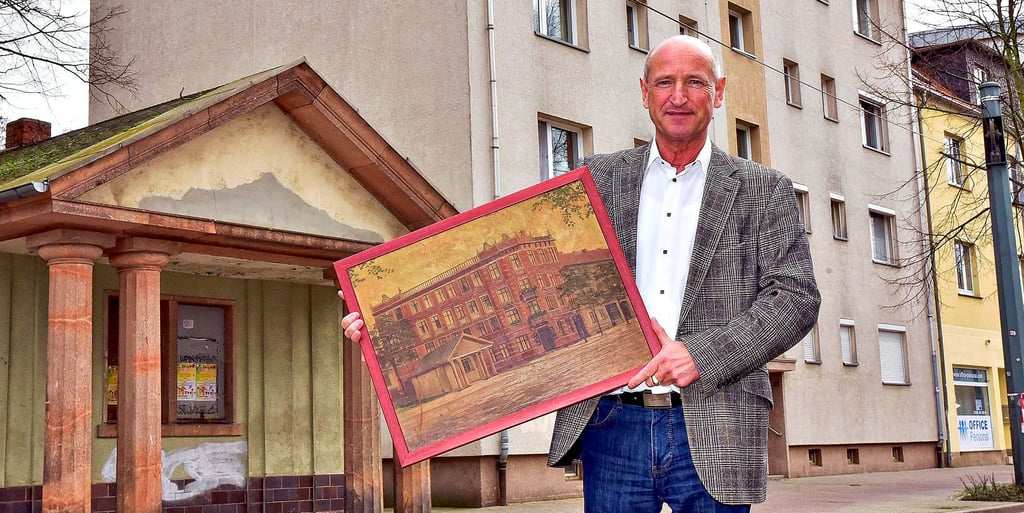Dirk Meißner mit dem Bild des Hotels „Schloss Altenburg“. Das stand bis 1945 neben dem Leipziger Tor Haus in der Franzstraße.