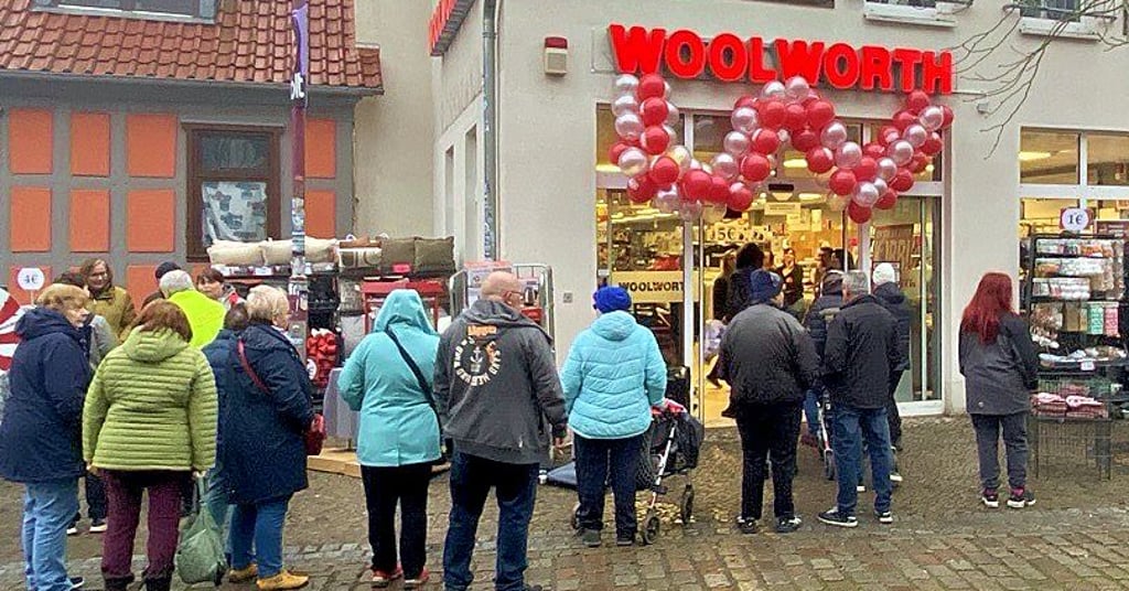 Andrang kurz vor der Eröffnung von Woolworth in Genthin.