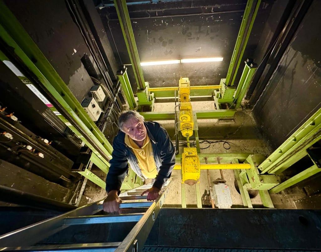 Mirko Scharsig, Chef der Haustechnik an den Bühnen Halle, macht sich vor Ort ein Bild vom Zustand der Hebetechnik unter dem großen NT-Saal.