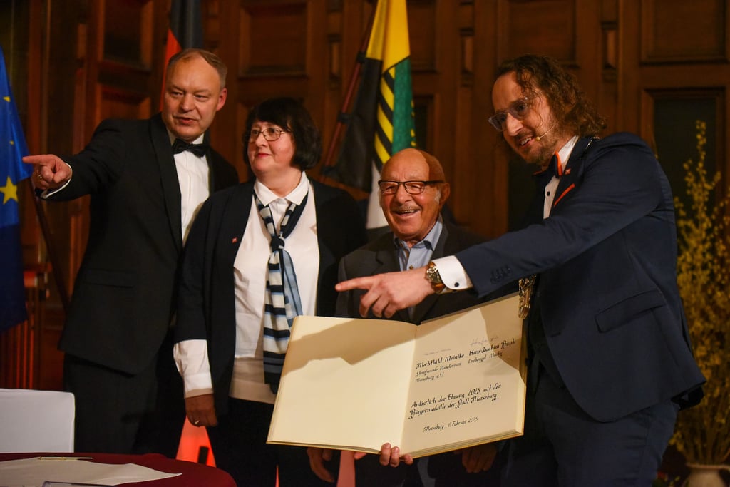 Beim Neujahrsempfang gab es Ehrungen für Mechthild Meinecke und Hans-Joachim "Mucky" Bunk (M.) von Stadtratschef Michael Hayn (l.) und OB Sebastian Müller-Bahr.