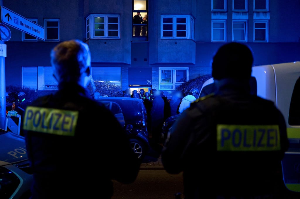 Vor dem Haus der Toten versammelte sich laut Polizei eine größere Menschenmenge.