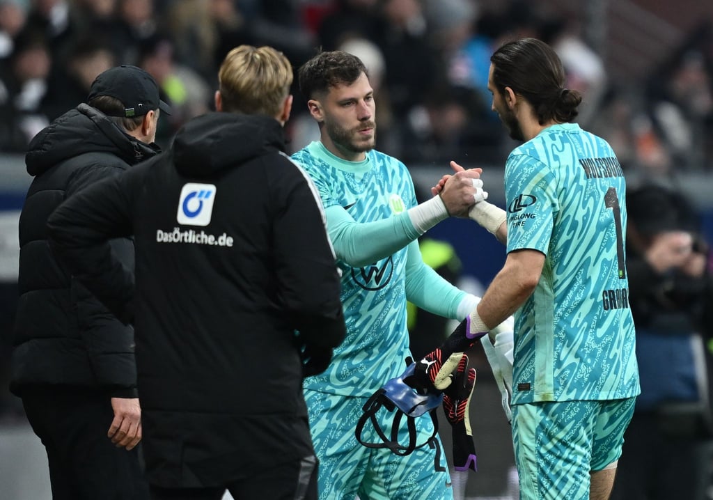 Torwartwechsel beim VfL Wolfsburg: Marius Müller (M) muss den verletzten Kamil Grabara ersetzen.