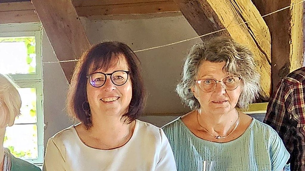 Yvette Below (links) während einer Vernissage in der Holländerwindmühle Jerichow im vergangenen Jahr gemeinsam mit Christel Woitzick.