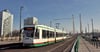 Eine Straßenbahn der MVB fährt über den Strombrückenzug in Magdeburg.