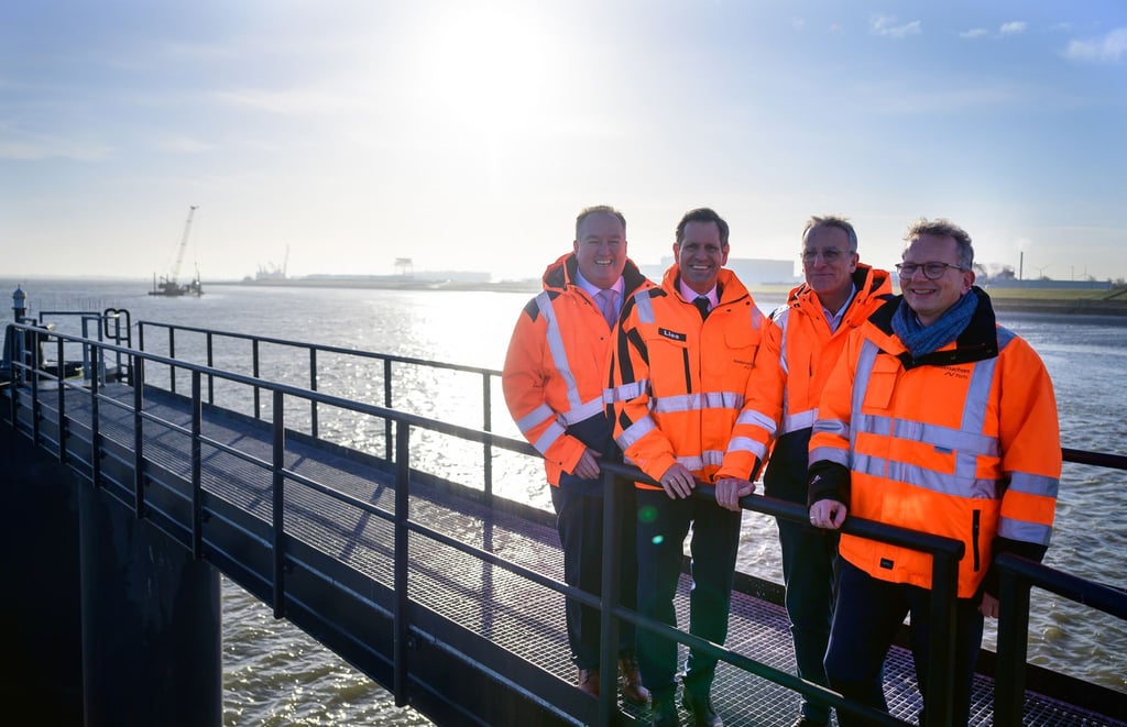 Im Deutschen Offshore-Industrie-Zentrum in Cuxhaven werden neue Liegeplätze und Terminalflächen gebaut.