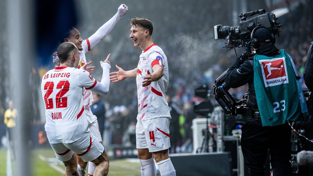 Xavi Simons und David Raum bejubeln mit Willi Orban dessen Treffer zum 1:0 gegen Bochum