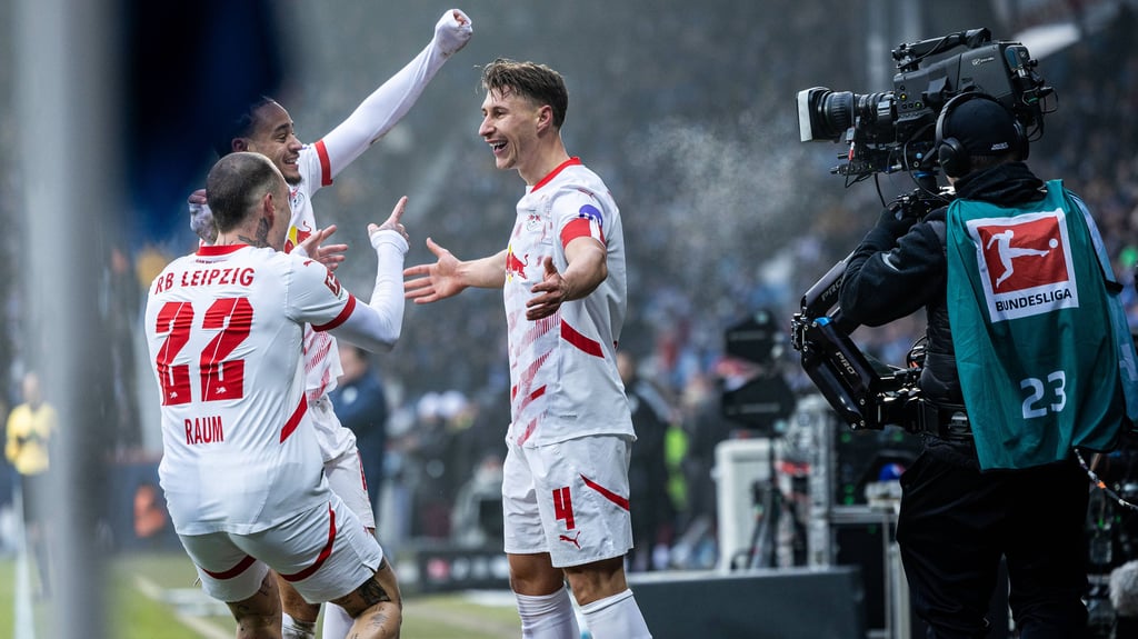 Xavi Simons und David Raum bejubeln mit Willi Orban dessen Treffer zum 1:0 gegen Bochum