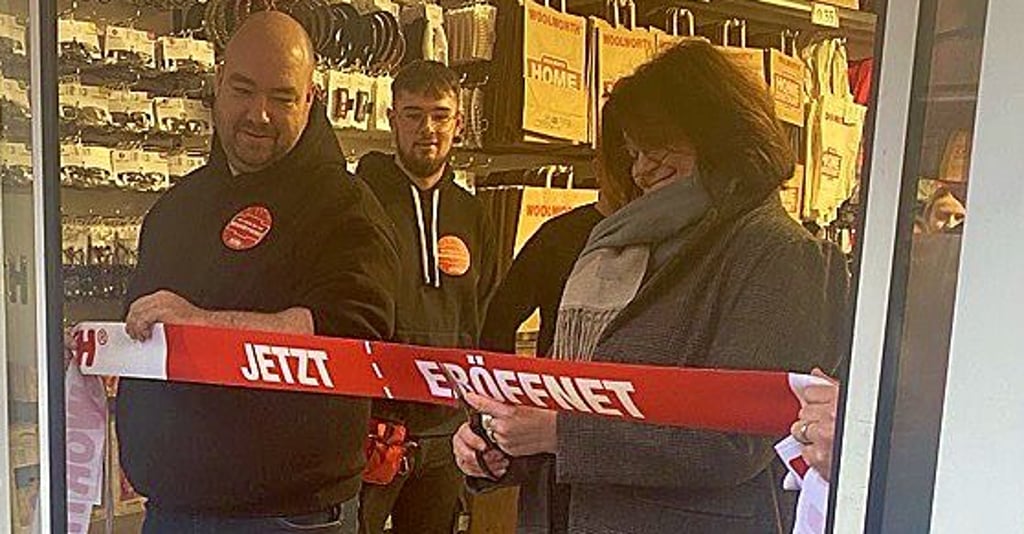 Bürgermeisterin eröffnet die neue Filiale in der Innenstadt.