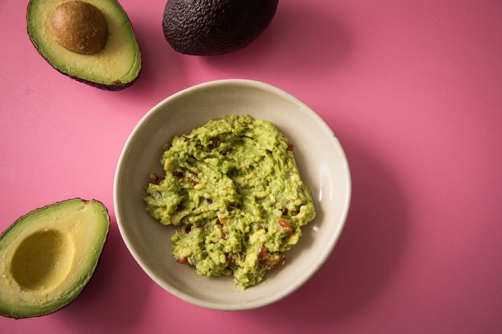 Zerdrückte und gewürzte Avocado bietet sich als leckerer pflanzlicher Brotaufstrich an.