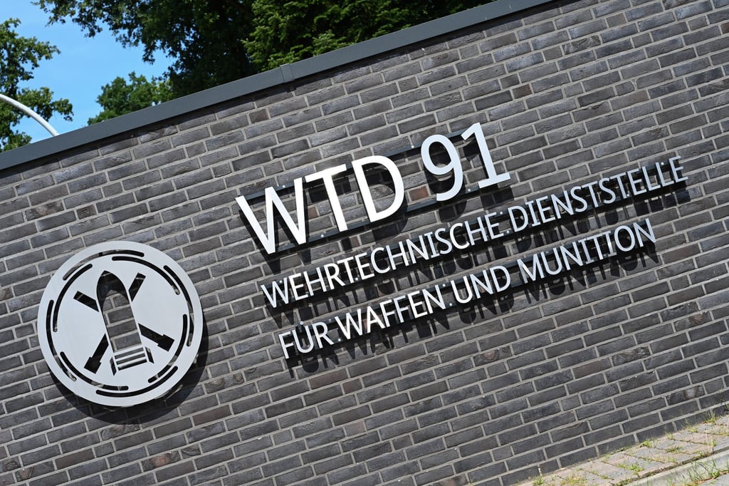 Wochenlang brannte im Spätsommer das Moor auf dem Gelände der Wehrtechnischen Dienststelle 91 in Meppen - einen Prozess gegen Verantwortliche der Bundeswehr wird es nicht mehr geben. (Archivbild)