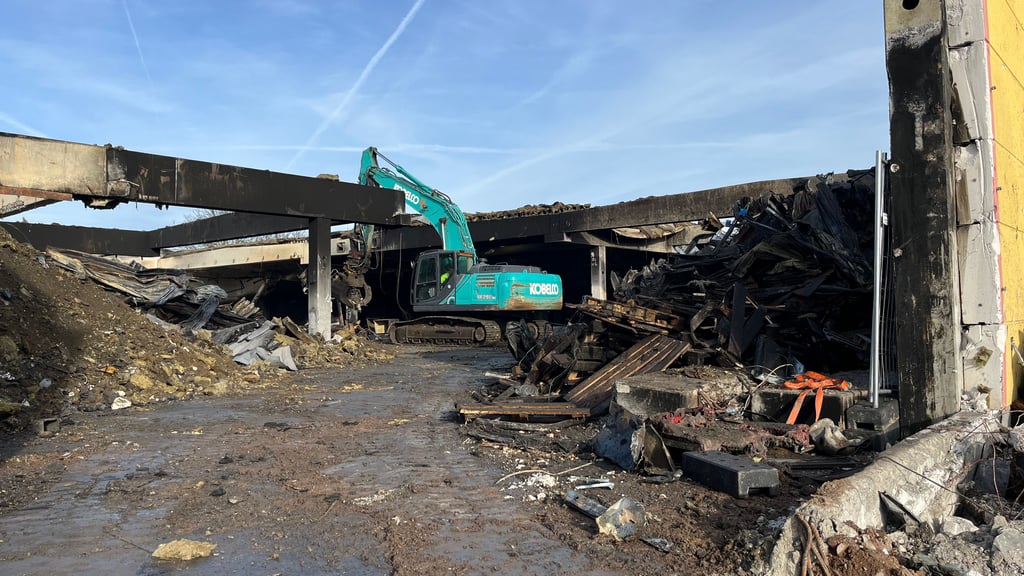 Am Großhandelsmarkt in Quedlinburg, der Ende vergangenen Jahres bei einem Feuer zerstört wurde, laufen Arbeiten.