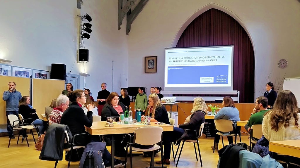 Juliane Schlesier (2. von rechts) präsentierte Lehrern des Jahn-Gymnasiums ihre bisherigen Ergebnisse.