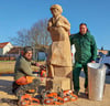 Winzer Patrick Gaudig  (r.) und Holzkünstler Sebastian Seiffert mit der Holzskulptur