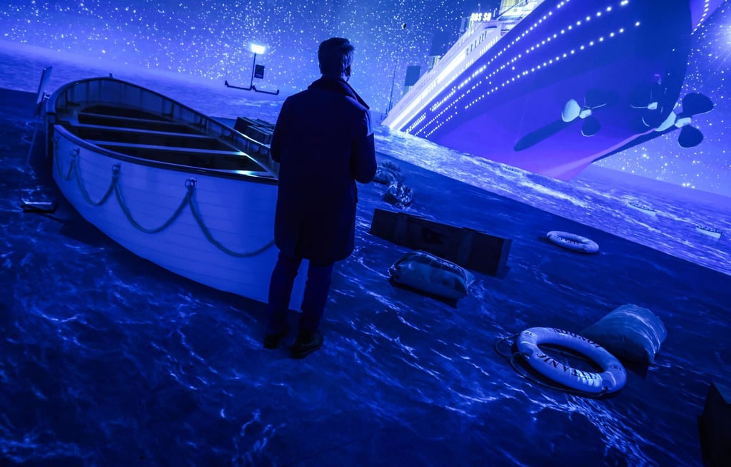 Ein kaltes Grab im Nordatlantik: Ein Ausstellungsbesucher sieht die „Titanic“ versinken.