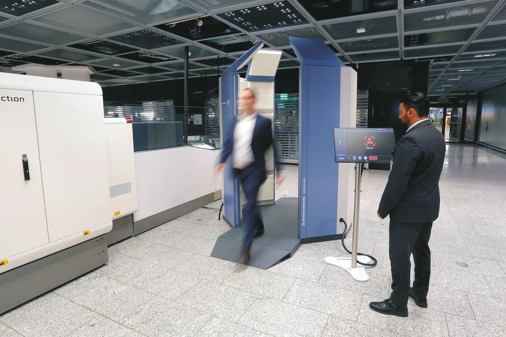 Auch am Flughafen Leipzig/Halle werden ab sofort sogenannte "Walk-Through"-Körperscanner wie dieser eingesetzt.