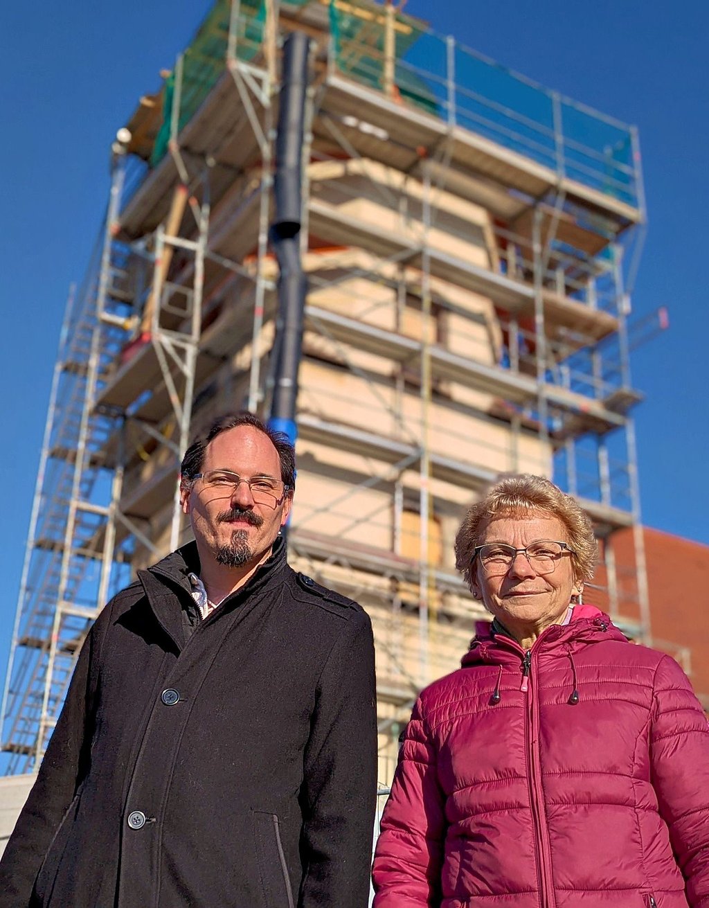 Pfarrer Andreas Tschurn und Gemeindekirchenratsmitglied Christa Gawlak haben sich für die Sanierung eingesetzt.